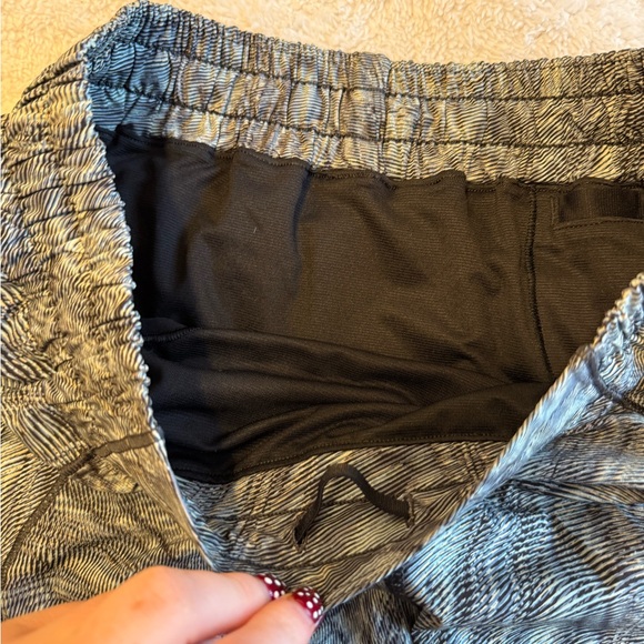 Lululemon Hotty Hot Low Rise Short 4" Dimensional Icing Blue Multi / Black 8 - Picture 4 of 8